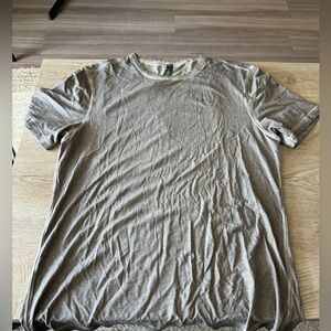 M Lulu Lemon Fundamental T-shirt
Condition: great condition, never worn